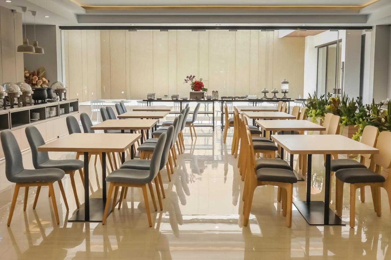 Tuban  Front One King Hotel Tuban מראה חיצוני תמונה