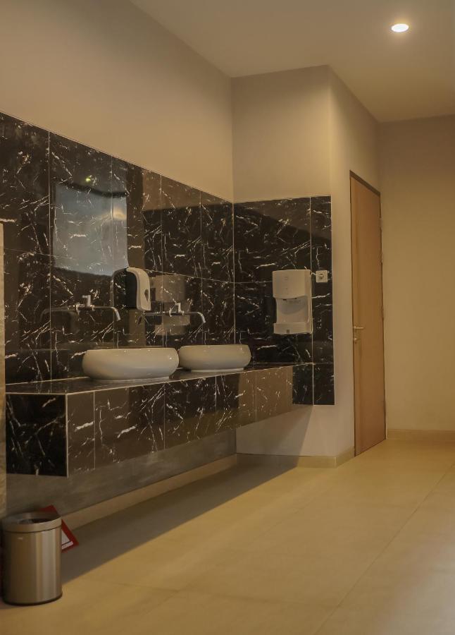 Tuban  Front One King Hotel Tuban מראה חיצוני תמונה