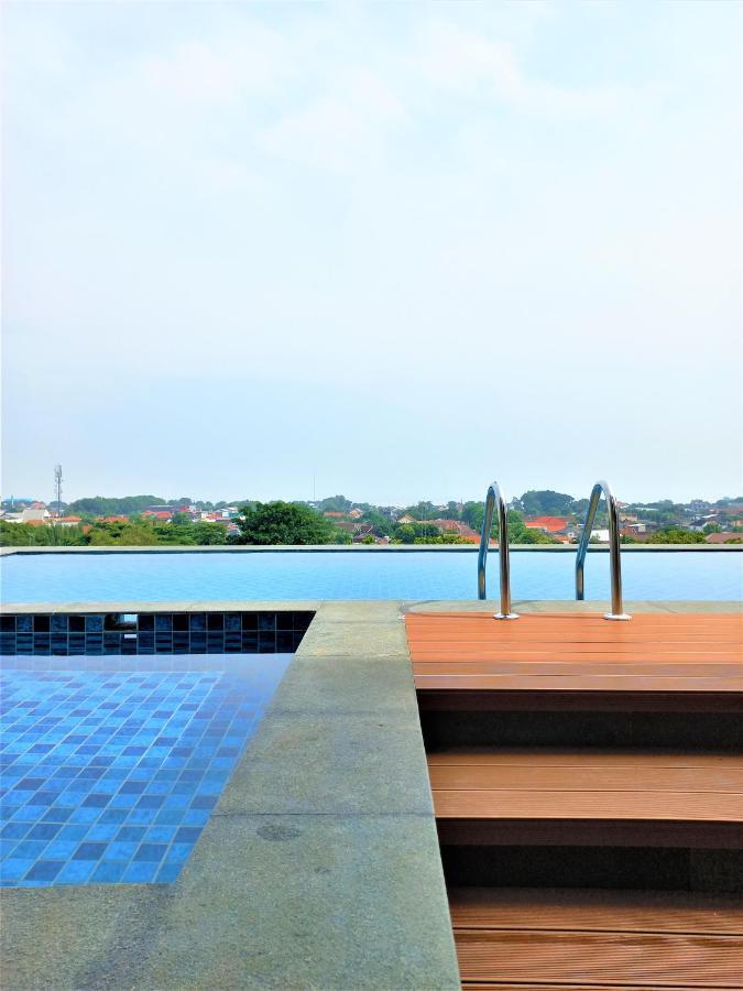 Tuban  Front One King Hotel Tuban מראה חיצוני תמונה