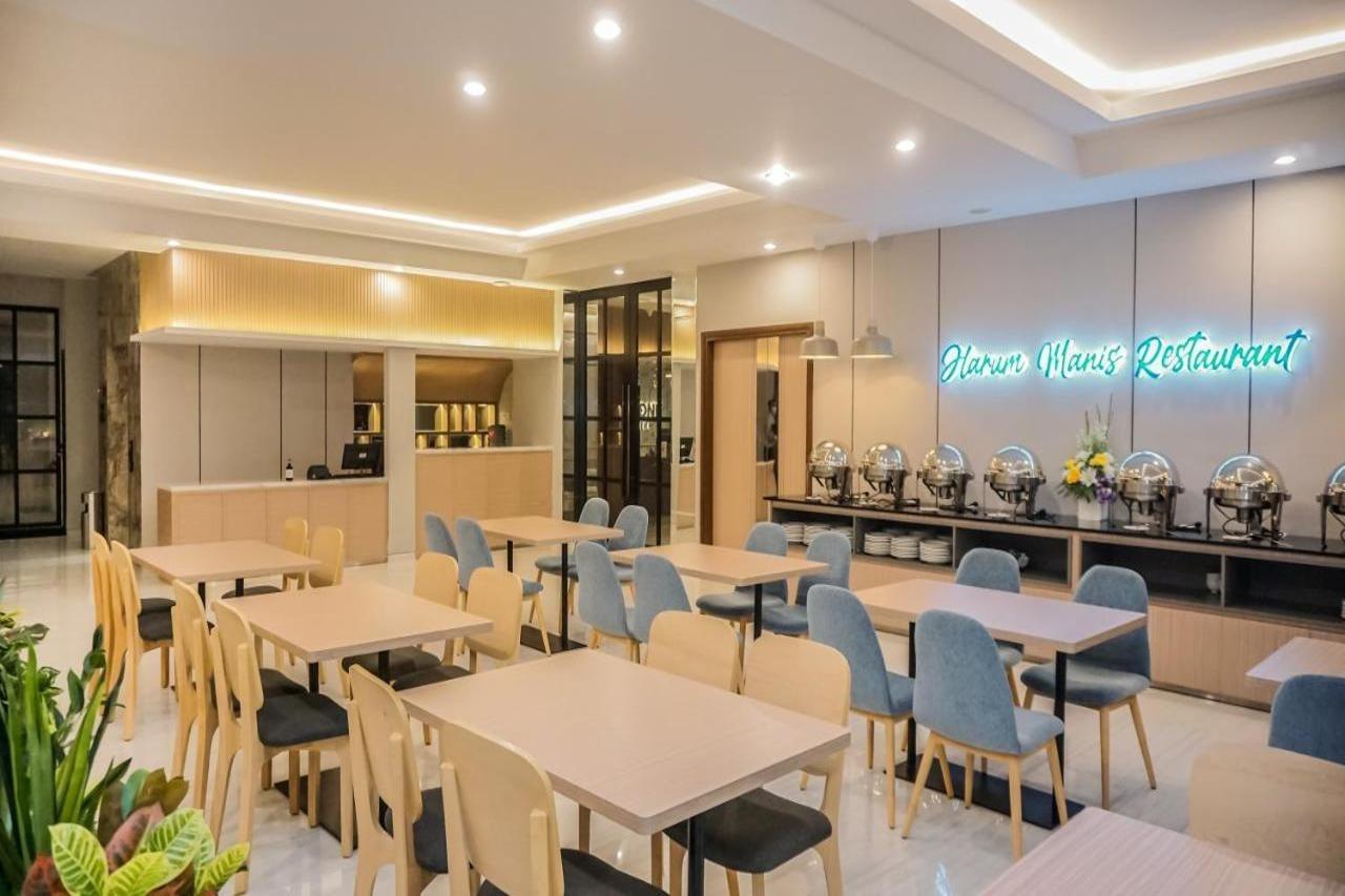 Tuban  Front One King Hotel Tuban מראה חיצוני תמונה