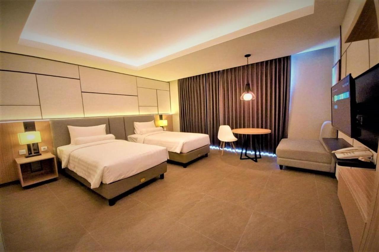 Tuban  Front One King Hotel Tuban מראה חיצוני תמונה